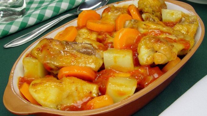 Frango de panela com legumes super delicioso Frango de panela com legumes super delicioso