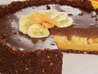 Torta de banana com doce de leite e chocolate