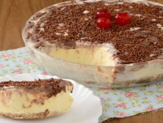 Torta de sorvete e brigadeiro na travessa