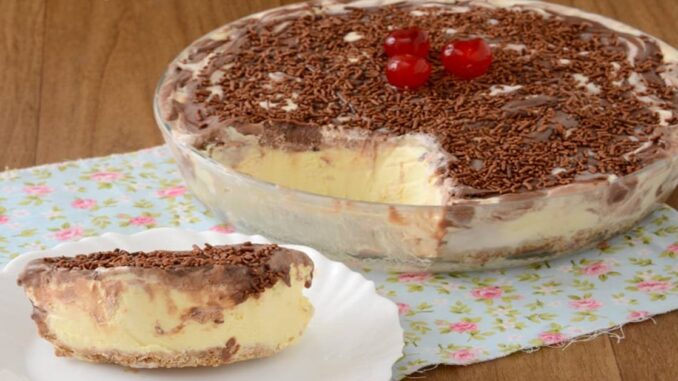 Torta de sorvete e brigadeiro na travessa Torta de sorvete e brigadeiro na travessa