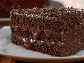 Bolo de chocolate super saboroso com muito recheio