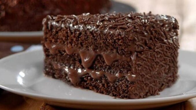 Bolo de chocolate super saboroso com muito recheio Bolo de chocolate super saboroso com muito recheio