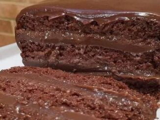 Bolo de chocolate com recheio