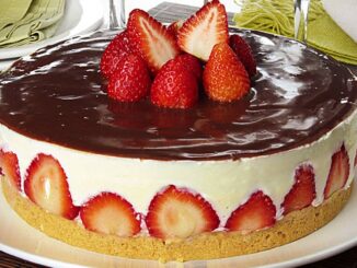 Torta de brigadeiro e morango muito saborosa
