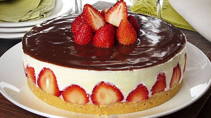 Torta de brigadeiro e morango muito saborosa Torta de brigadeiro e morango muito saborosa