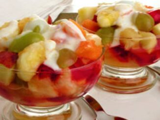 Salada de frutas com iogurte cheia de sabor