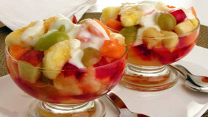 Salada de frutas com iogurte cheia de sabor Salada de frutas com iogurte cheia de sabor
