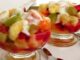 Salada de frutas com iogurte cheia de sabor