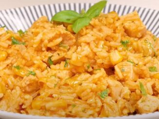 Arroz temperado com frango desfiado