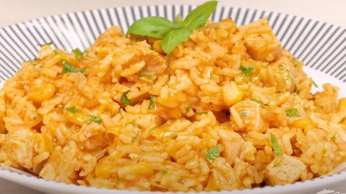 Arroz temperado com frango desfiado Arroz temperado com frango desfiado