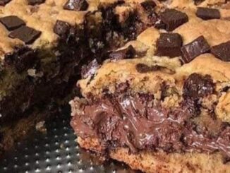 Bolo de cookies recheado com chocolate