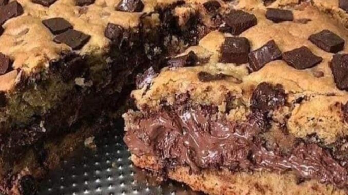 Bolo de cookies recheado com chocolate
