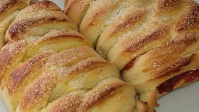 Pão recheado com goiabada