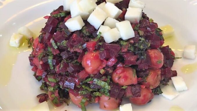 Salada de beterraba com queijo de cabra. (2) Salada de beterraba