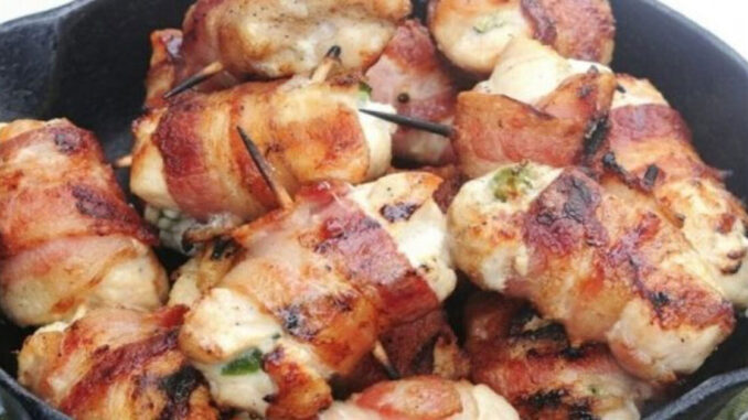 Filé de Frango Enrolado Filé de frango enrolado com mozzarela e bacon