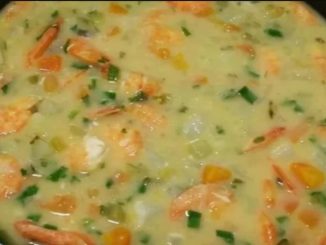 Sopa de camarão com mandioquinha