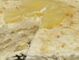 Bolo de ananás com bolacha Maria e natas