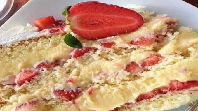 bolo morango Bolo delícia de morango e leite condensado