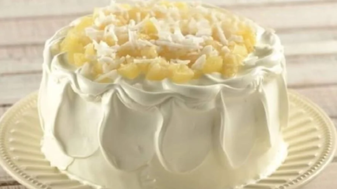 Bolo de abacaxi gelado com cobertura