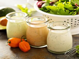 5 molhos com iogurte para suas saladas