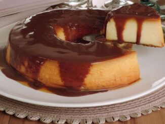 Pudim Gelado com Calda de Chocolate