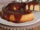 Pudim Gelado com Calda de Chocolate