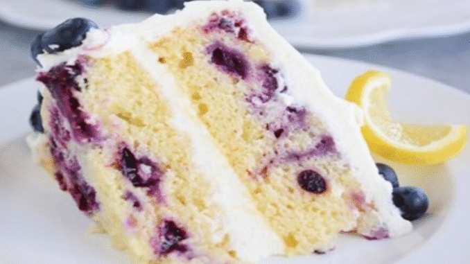 bolo Bolo Limão e Mirtilo com Cobertura de Creme