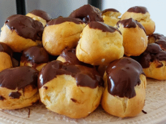 Os profiteroles são uma clássica e deliciosa sobremesa francesa, conhecida por sua massa leve e recheio cremoso.