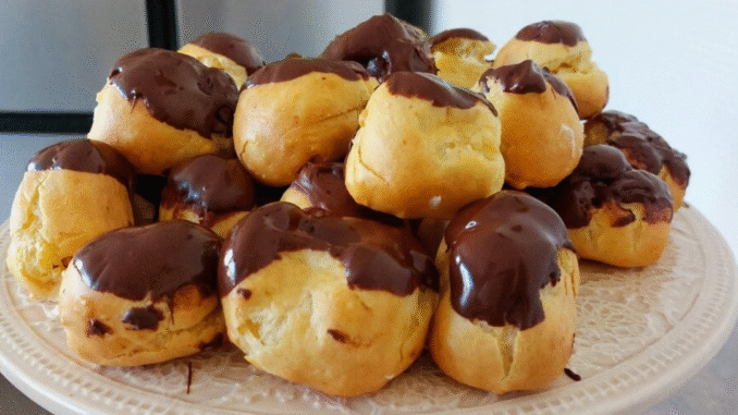 profiteroles Os profiteroles são uma clássica e deliciosa sobremesa francesa, conhecida por sua massa leve e recheio cremoso.